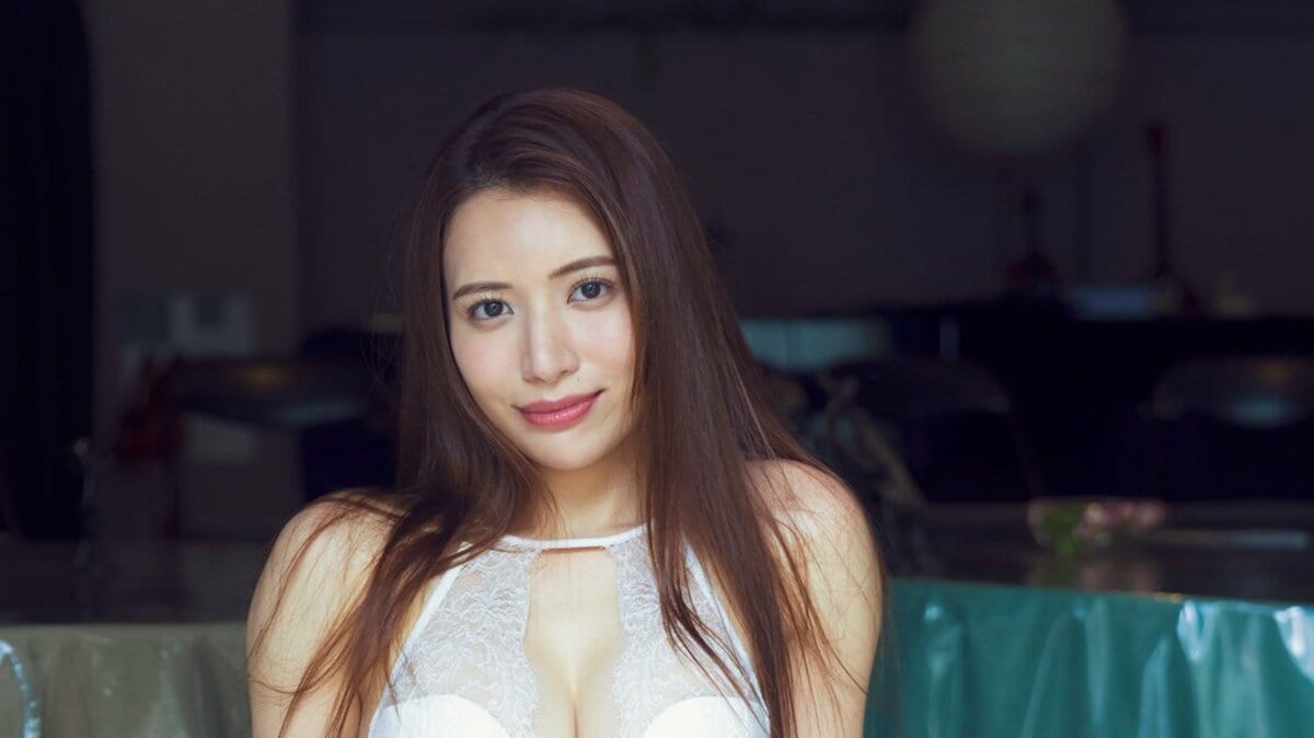 肩書が渋滞した美女”藤渡小百合、艶やかなランジェリーカットや