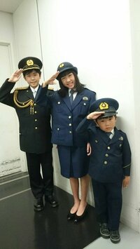 鈴木福 妹・夢ちゃん、弟・楽くんと敬礼ポーズで“警官3ショット”公開 白バイにまたがる姿も