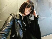 モデル雀士の岡田紗佳、クールなオールブラックコーデに「九蓮宝燈級」と反響