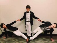 今度はジャケットで? 香取慎吾・稲垣吾郎・草彅剛のそっくりさんが扇ポーズをコピー