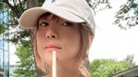 4児の母・hitomi(48) 美ボディー際立つ水着姿で子どもたちと海水浴を満喫「ステキだから目立ちそう」