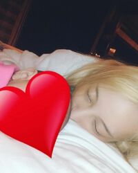 加藤紗里、愛娘と初お泊り＆添い寝ショットに「幸せそうな寝顔」「素敵で幸せな写真」の声