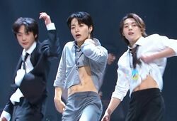 「露出を？」放出者と負傷者がいる最弱チーム、超人技すぎる空中アクロバテックと腹筋見せで起死回生！大盛り上がりのステージに審査員が立ち上がり興奮