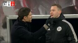 「退場しそう」「怖すぎる…」“197枚のイエローカードを貰った男”がブチギレて審判にメンチ切りの瞬間　レヴァークーゼンの指揮官がエキサイトしすぎた猛抗議