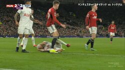 「当たってないだろ！」悪童の“迷演技”にスタジアム中から大ブーイング！競り合い直後に頭を押さえて倒れ込む姿にサポーターブチギレの一部始終