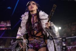 人気日本人女子レスラー、親友との“秘蔵バキバキ筋肉ショット”に反響…初戴冠を祝う“粋なひと言”が泣ける