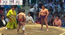 「美人さんがいる」溜まり席に“個性的”な出で立ちで話題 「尊富士と紫コラボ」「姿勢もキレイ」ファン熱視線