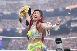 人気日本人女子レスラーの誕生日投稿に世界中からお祝いコメントが続々！ 豪華なケーキと“笑顔満開”ショットが「美人すぎる」と反響