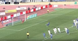 「気持ちで押し込んだ」昇格組・町田、DF鈴木のPKでJ1初ゴールを記録！GK正面ど真ん中に蹴り込んだ弾丸PKショットが決まり選手・スタッフ・監督も全員大喜びの瞬間