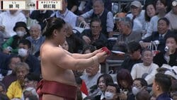 いきなり力士が“マッスルポーズ”を披露 隆起した筋肉美に「おぉ」館内どよめき