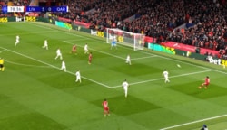 「上手すぎやろがい」遠藤航の“本職顔負けクロス”にファン驚愕！「結構いいんかい」緊急出場の右SBで決定機演出