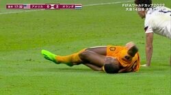 強烈接触で選手が悶絶、スタンドから「止めてやれ！」とブーイング ピンチを迎えて本人はケロッと復活＆猛ダッシュ