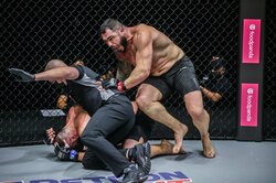 最強民族、まさかの“嫌倒れ”に衝撃広がる！ 喜び爆発の勝者に「怖かったんだろ」「大きいのにカワイイ」