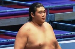 「何頭身だよ」身長197センチの“小顔”若手力士に熱視線「めっちゃ脚長い…」