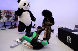 ケモノの本性むきだしで大暴れ！身長3m・体重500kgのアンドレザ・ジャイアントパンダ、記者会見でササダンゴ・マシンをKO