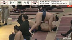 力士が土俵下の力士に“床ドン”…館内ざわめき 玉鷲の咄嗟の判断に称賛の声