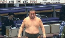一体どうした？ 突如、力士が“フラフラ”になるアクシデント くるくるドスン…激しい相撲の直後に