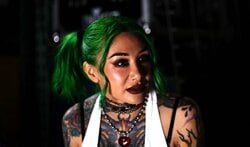 “緑髪”個性派女子レスラー、胸元あらわな“大胆”自撮りにファン仰天「こんなの隠し持っていたのか」