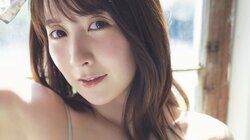 “100cmオーバーグラドル”紺野栞、ふんわり揺れる柔らかボディの魅力 『週プレ』初撮り下ろし