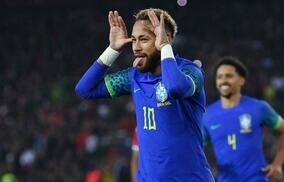 「真上からって激ムズじゃ」ネイマールが地上35mから落下するボールをトラップ！日本人からは「小野伸二バージョンみたい」の声も