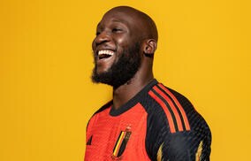 「すでに2ゴール」「ピッチ外で勝利」ベルギーFWルカク、女性乗務員との記念撮影に照れ「恥ずかしがり屋」