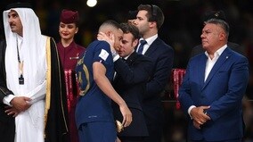 エムバペ、W杯決勝で3ゴールも敗北…マクロン大統領が伝えた言葉は