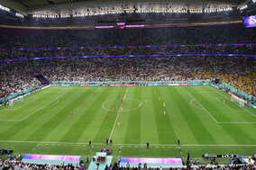 【W杯】「茶番劇に大爆笑」　審判が“カウントダウン無視”のハプニング　カタール×エクアドル開幕キックオフが海外話題