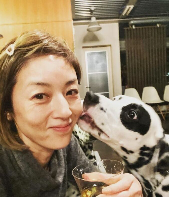  高岡早紀、50歳の誕生日を迎え愛犬との2ショットを公開「いつまでも綺麗」「ずっと憧れの女性」の声  1枚目