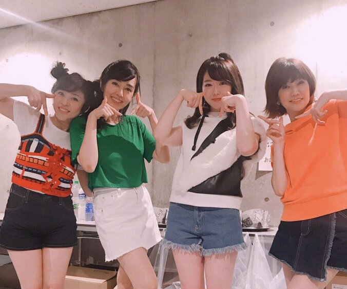 早見優、峯岸みなみ&松本伊代らとのミニスカ姿公開に「さいこー」「可愛い～！！」の声 1枚目