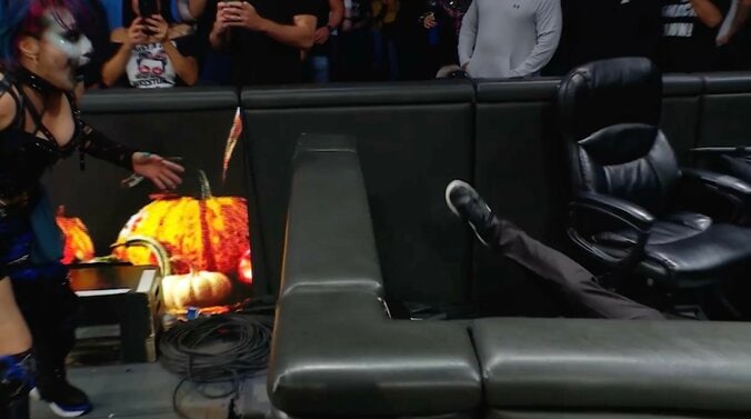 モロにくらったスタッフはノックアウト状態に