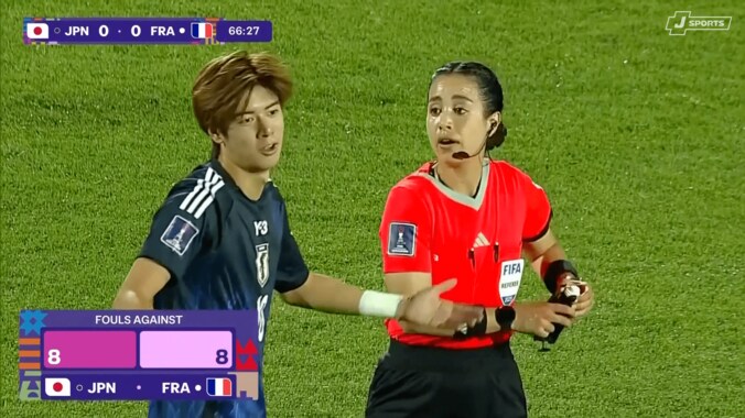 ガルシア主審の判定に不満を示す大関