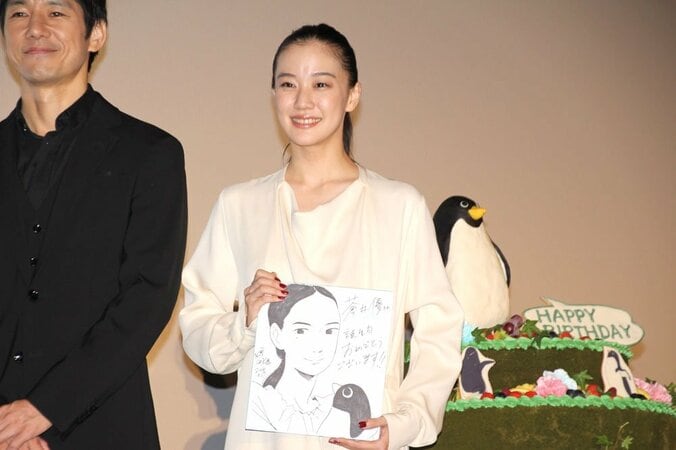 蒼井優、33歳誕生日にサプライズケーキ登場も「台本に書いてあった」と暴露 7枚目