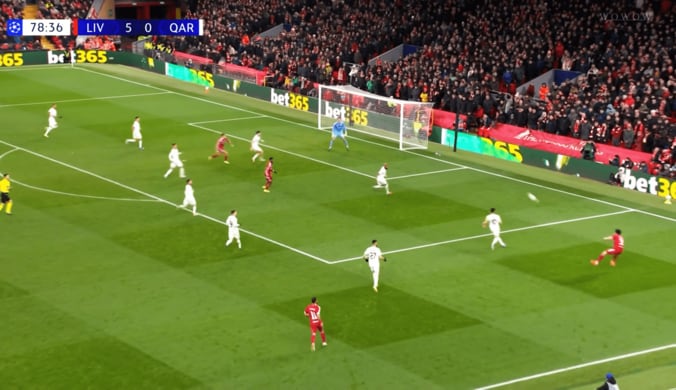 クロスを上げる遠藤航