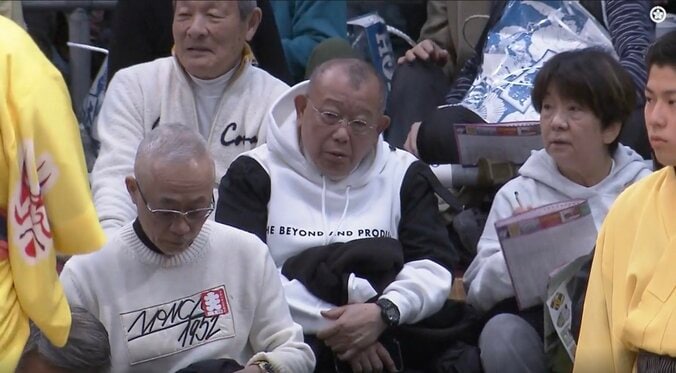 大相撲、向正面に“大物落語家”の飾らない姿 「一瞬一般人」「師匠」「ずっと右端に」ファンざわつく 2枚目