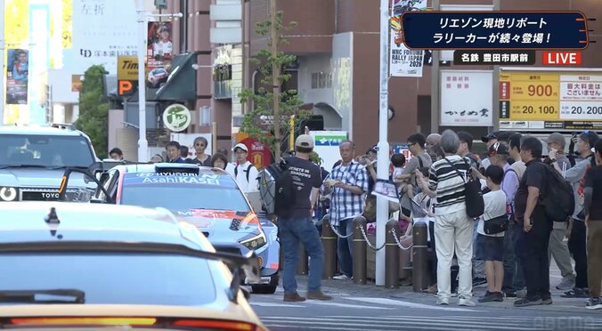 公道最速のラリー車が“信号待ち” 突然のサプライズ光景に横断歩道は人だかり「後ろの車の人嬉しそう」の声も 3枚目