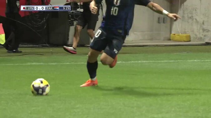 「削りにきてる」堂安律の足首を刈る危険スライディングに騒然「めっちゃ深いタックル」「この球際が南米」 5枚目