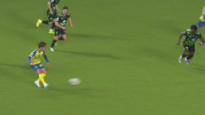 【映像】DFもGKも手出しできない絶妙コースへのパス