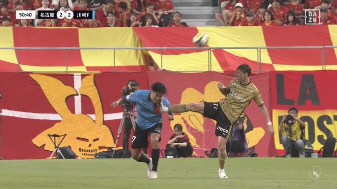 「完全にレッド」名古屋ユンカー、危険な顔面足裏キックで一発退場に「もろ足裏が顔に入ってるやん」 3枚目