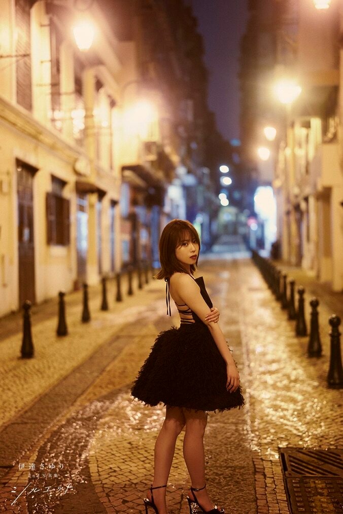 [Photos/Images] Sayuri Date à propos de son 2e photobook : « La mini-jupe, c'était un peu embarrassant (rires) »... Un shooting « comme sous l'effet d'un sortilège » 5th