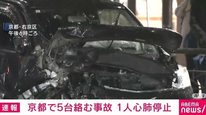 大きく破損した車のフロント部分