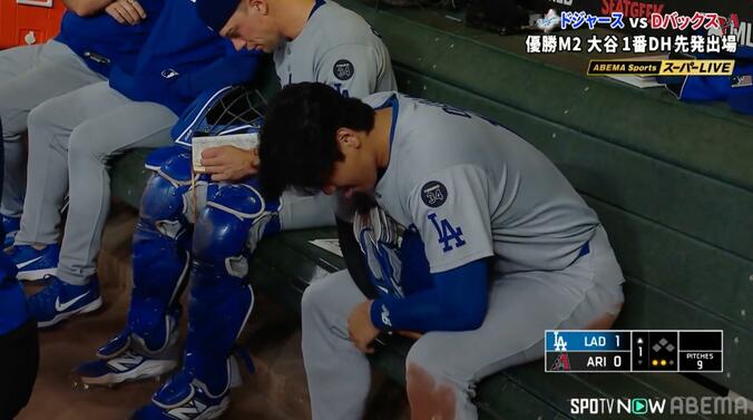 大谷翔平がベンチでうずくまり、肩で息をする様子