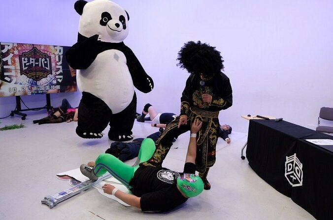ケモノの本性むきだしで大暴れ！身長3m・体重500kgのアンドレザ・ジャイアントパンダ、記者会見でササダンゴ・マシンをKO 1枚目