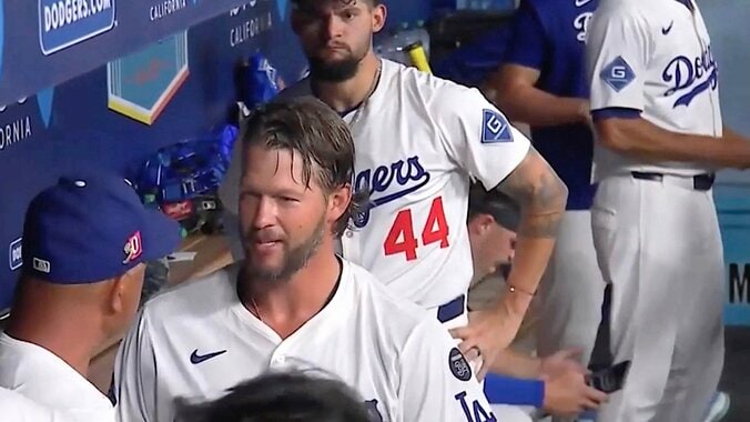 【写真・画像】フリーマンが横っ飛び！ “魅せた”円熟の投内連携…首位攻防で光った「好守」、カーショーも“粋な合図”で称賛　1枚目