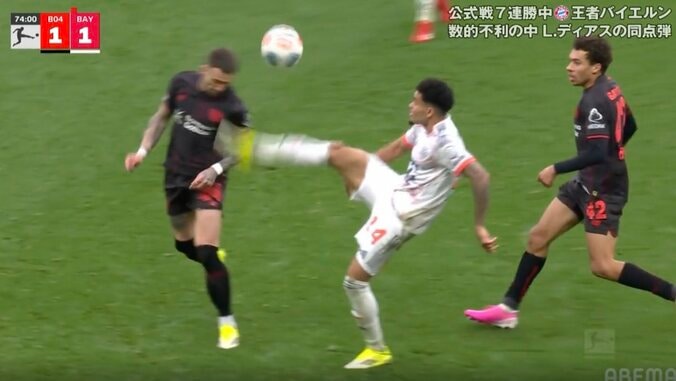 「レッドじゃね？」バイエルンFWのハイキックが頭部にモロ直撃！→流血ノックアウトでファン衝撃「恐怖映像やん」「完全に入ったな」 4枚目