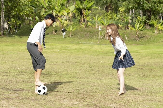 手繋ぎで戻ってきた2人に衝撃、泣き出す女子も…複雑な思いが絡まり気まずい空気に『今日好き』プーケット編第5話 5枚目