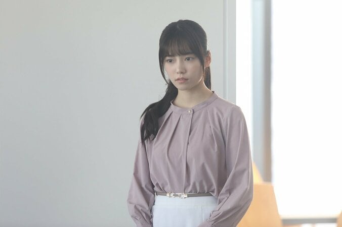 島崎遥香が社内を揺るがすキーパーソンに!?「ぱるるの後輩役ハマってる」と期待の声『30までにとうるさくて』第4話 1枚目