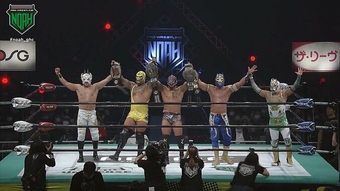 「やばい、ヤバイ…」女性タレントが思わず“ドン引き” 実況席、放送機材を空中殺法で次々破壊の非常事態！ 選手が失神退場の衝撃を超える“ド迫力”の連続に場内どよめき 3枚目