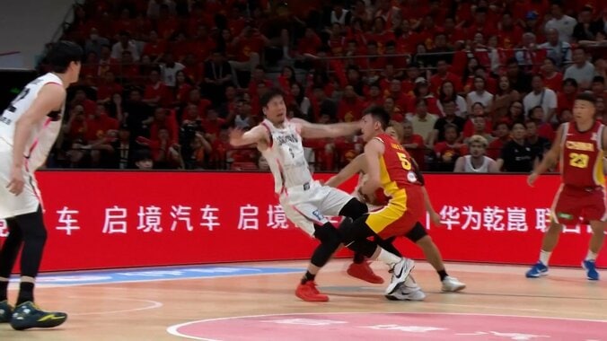 「笛が中国寄り…な気がする…」日本代表SGが吹っ飛ぶ→不可解判定にファン不満「微動だにしてないのに？」「完全オフェンスファウル」【バスケW杯予選】 4枚目