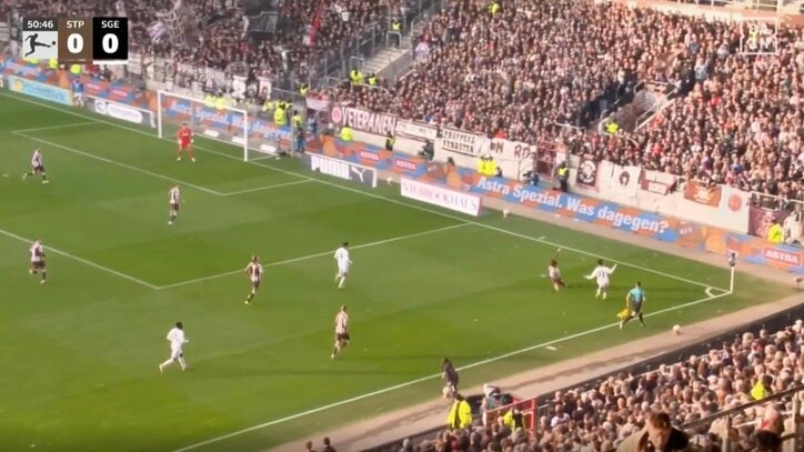 【写真・画像】「首がおかしい!」安藤智哉、神業すぎる“スーパープレー”炸裂「体どうなってる?」驚異の“バックヘッドパス”にファン騒然 1枚目