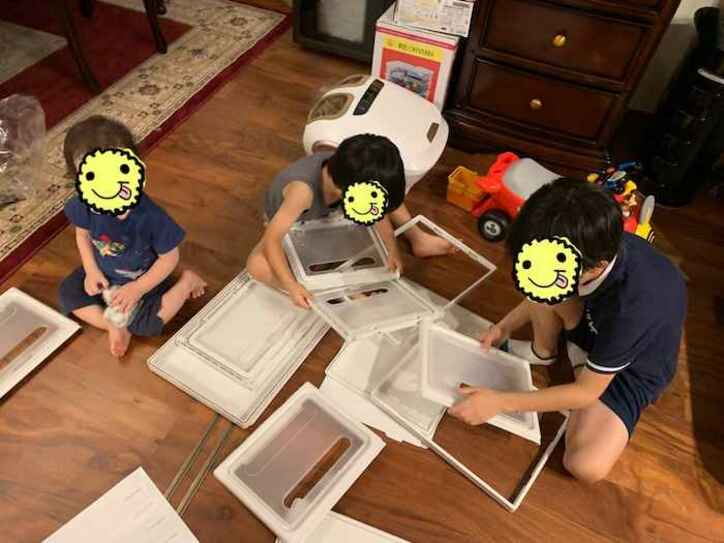  小倉優子、子ども達と収納ボックスを組み立てたことを報告「部屋に物が増えています」 